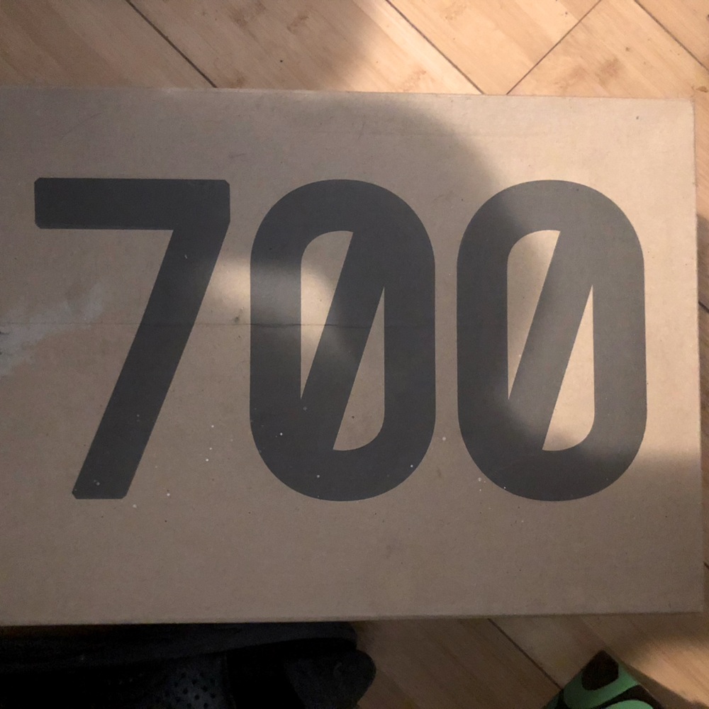 Adidas Yeezy Boost 700